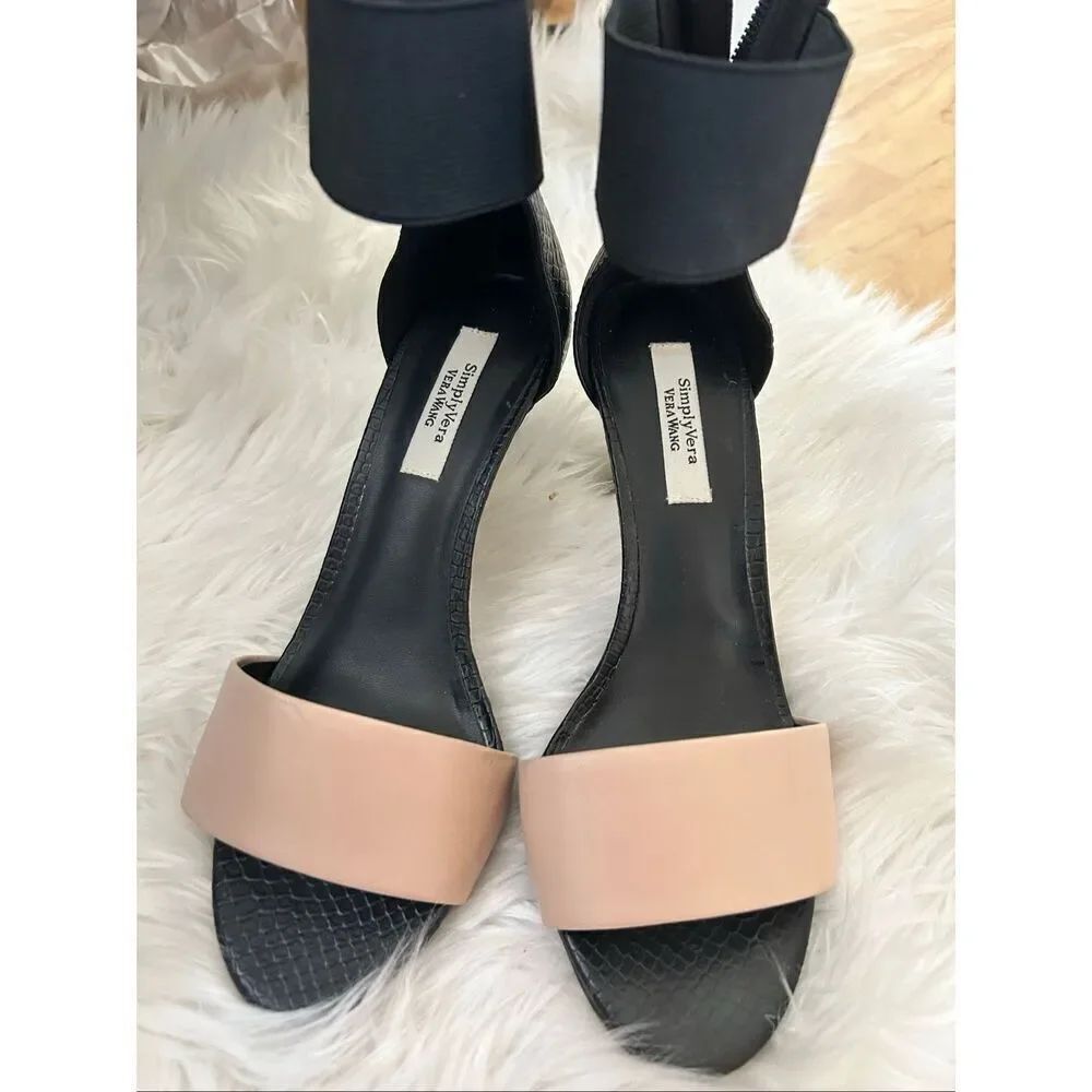 Simply Vera wang heels with straps stretchy size 6.5 black and tan going out